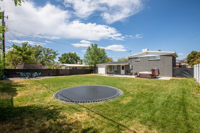 Building Photo - 1020 E Diamond Way