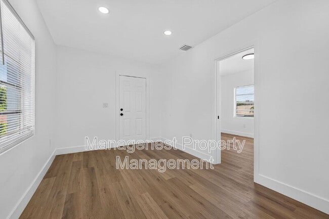 Building Photo - 614 SW 19th Ave