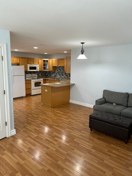 Building Photo - 17 7th Ave W