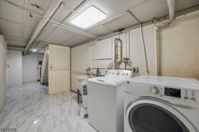 Building Photo - 10 Great Hills Terrace