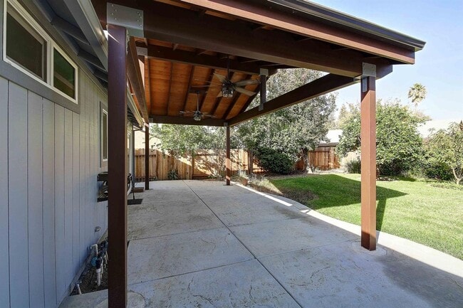 Building Photo - Updated 3 Bedroom Home on Quiet Court with Covered Patio