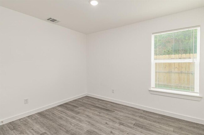 Building Photo - 7802 Crestview Dr