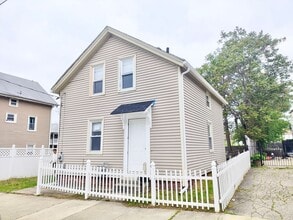 Building Photo - 107 Sterry St