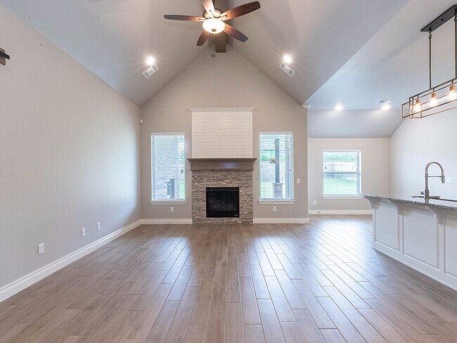 Building Photo - Beautiful Home - 4 Bedroom, 3 Bathroom with Bonus Room in East Edmond