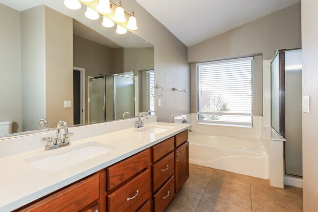 Building Photo - 672 E Lovegrass Dr