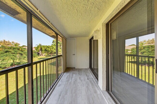 Building Photo - 3939 NE 5th Ave