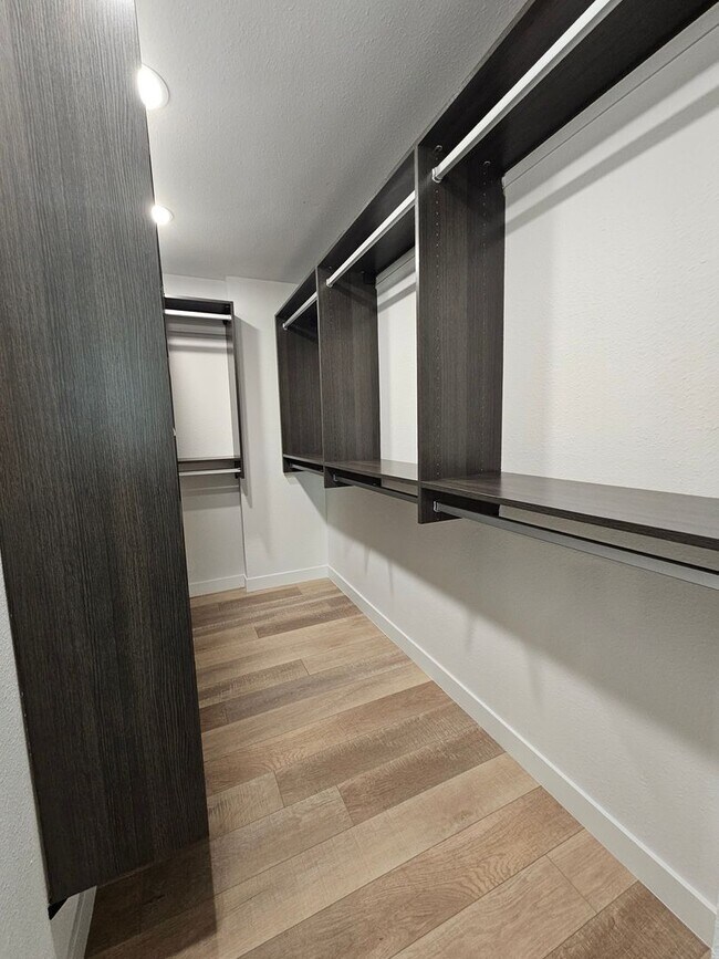 Building Photo - Cherry Creek Beautiful and Bright 1 Bed 1 Bath Condo