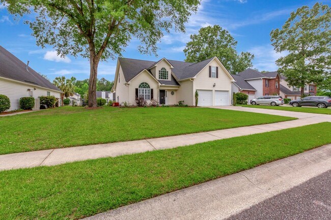 Building Photo - Beautiful Home in The Hamlets