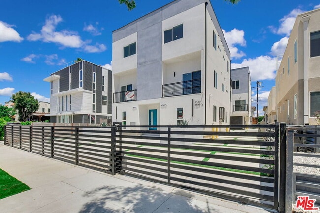 Building Photo - 4547 1/2 Saturn St