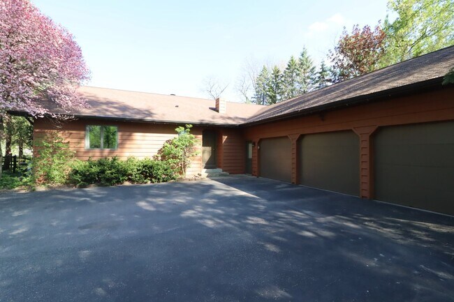 Building Photo - Stunning 4 Bedroom Home with Pond Access