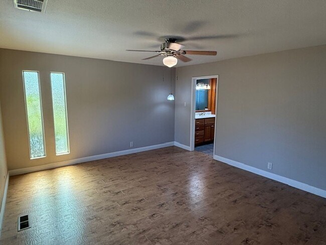 Building Photo - Massive 4-Bedroom home in Quiet Green Vall...