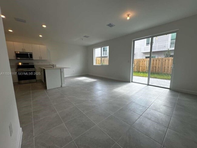 Building Photo - 632 SE 14th Ct