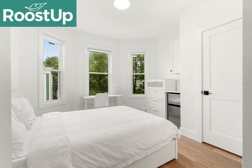 Building Photo - Furnished private bedroom with private ens...