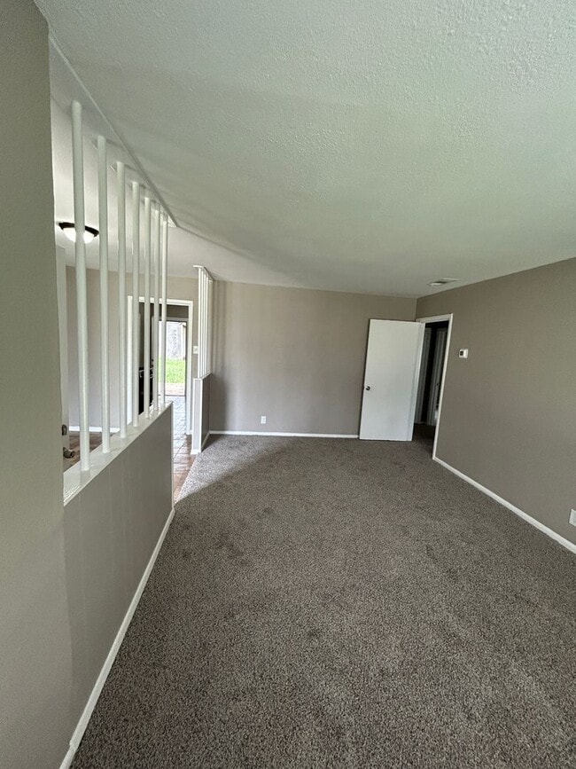 Building Photo - 2 bed 1 bath house for rent