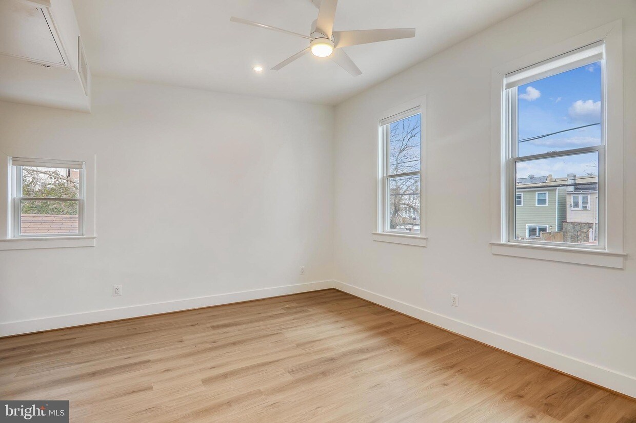 Building Photo - 314 Varnum St NW