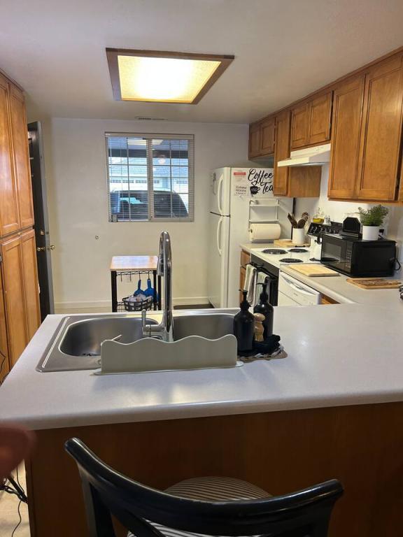 Building Photo - 563 Primrose Dr