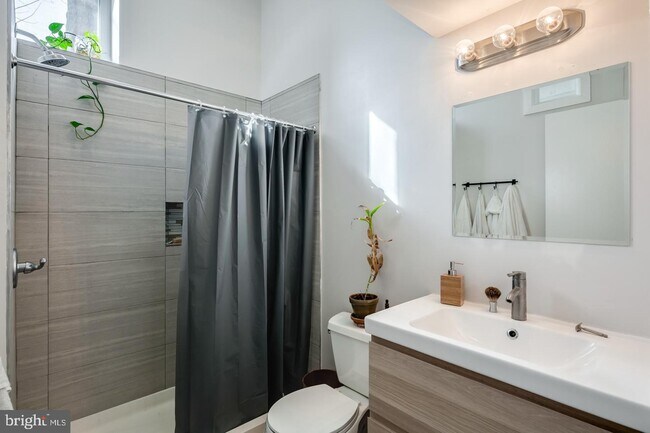 Building Photo - 1804 E Hazzard St