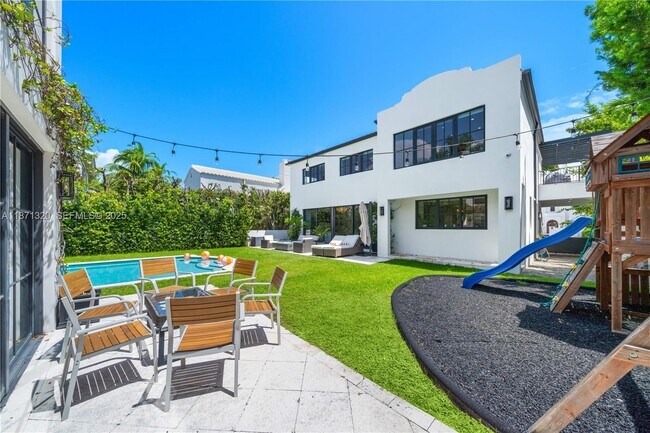 Building Photo - 5728 Pine Tree Dr