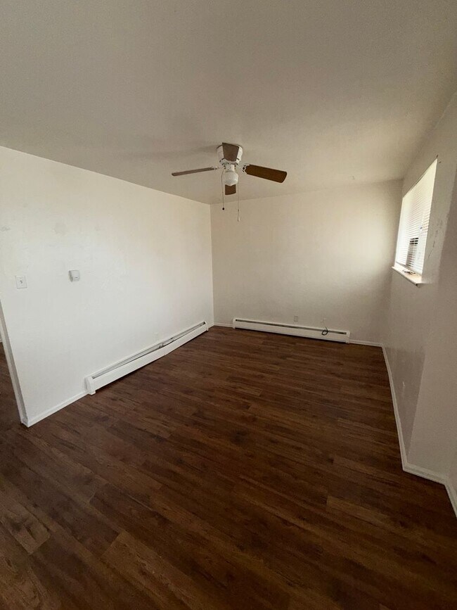 Building Photo - 1Bedroom RENOVATED Duplex With Washer/Dryer