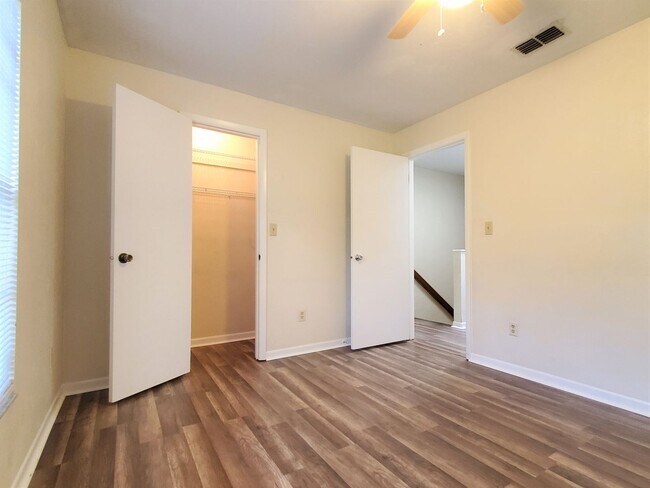 Building Photo - 2 bedroom, 1,5 bathroom townhouse in Mill Run