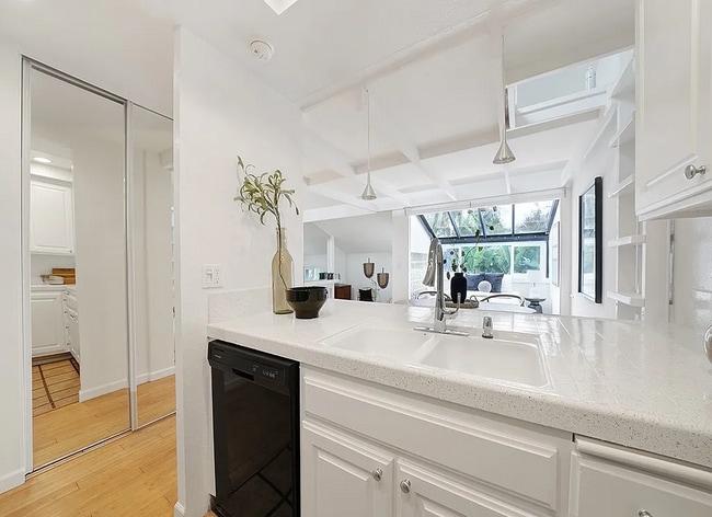 Building Photo - Cool Sunset Beach pad Only 5 min Walk from...