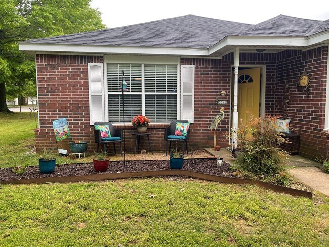 Building Photo - Pre - Leasing 3 Bedroom 2 Bath Extremely c...