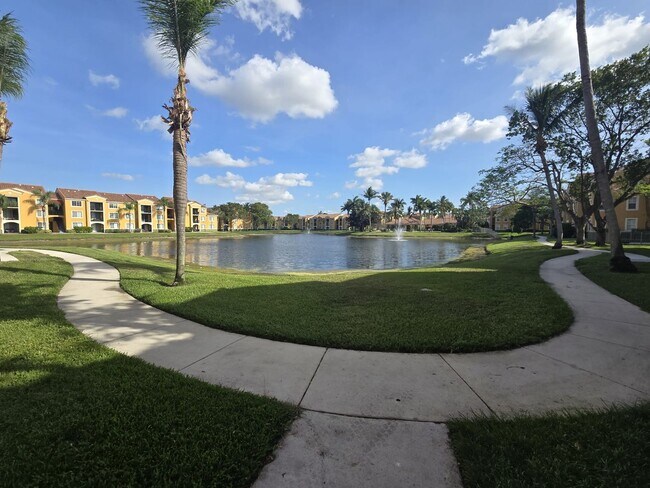 Building Photo - RESORT STYLE, BEAUTIFUL 2 BEDROOM AND 2 BATHROOMS ON THE TOP FLOOR