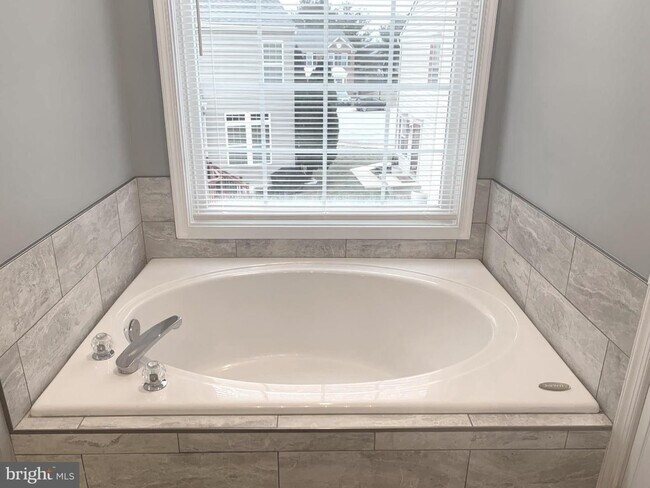 Building Photo - Beautiful 3bd 2/2bth duplex with attached ...