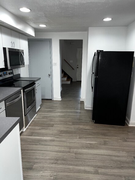 Building Photo - 527 Flynn Ave