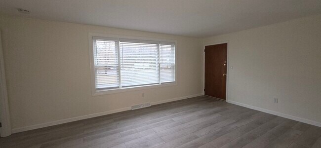 Building Photo - 3 Maple Ave