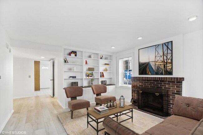Building Photo - 545 W Belden Ave