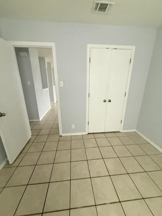 Building Photo - 10607 Shaenview