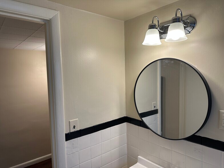 Building Photo - 668 Linwood Ave NE