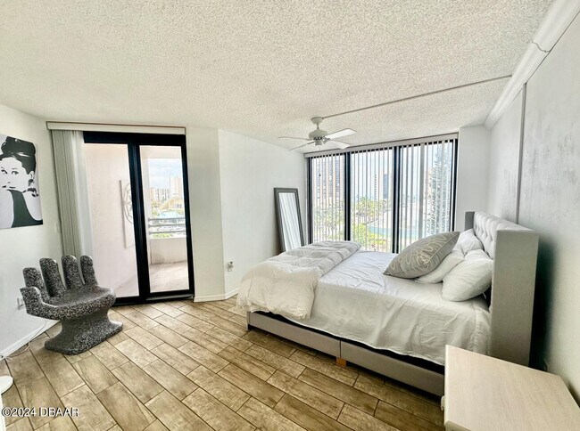 Building Photo - 1 Oceans W Blvd