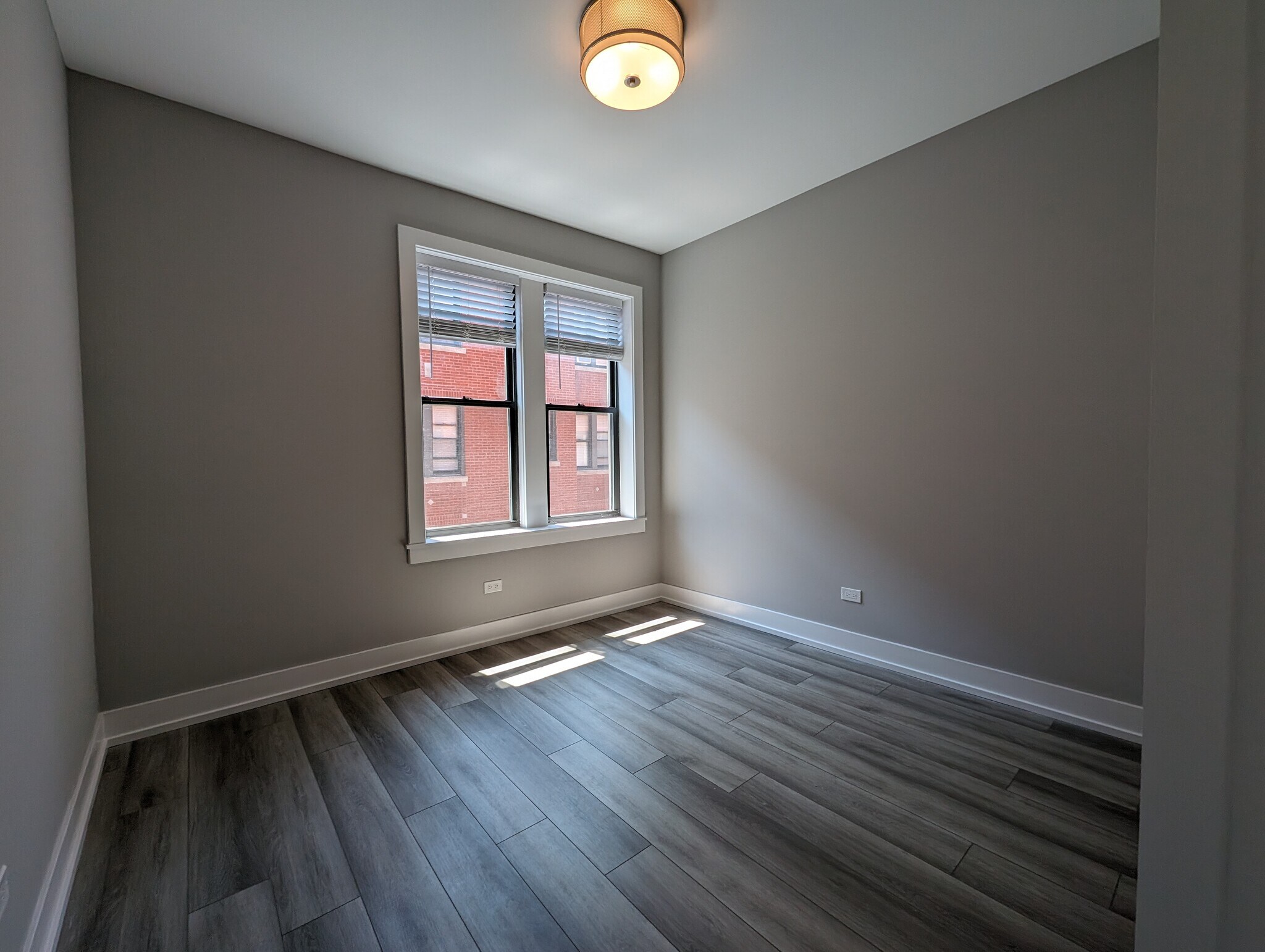 Building Photo - 3935 N Janssen Ave