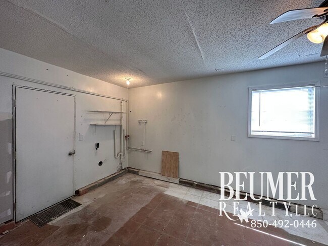 Building Photo - Coastal Living in Charming Innerarity Point