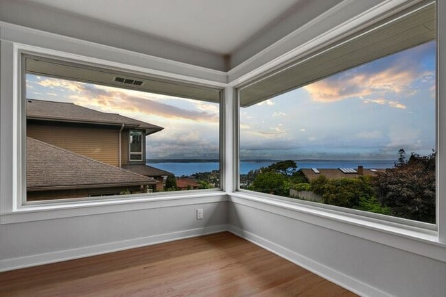 Building Photo - Gorgeous West Seattle Mid-Century Modern w...