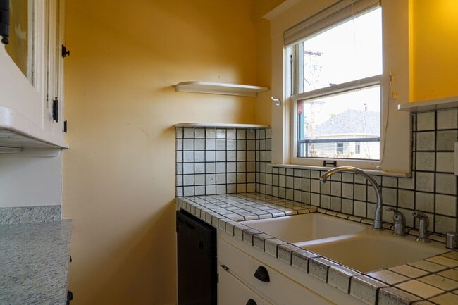 Building Photo - Advent- Spacious Temescal Flat with bonus ...