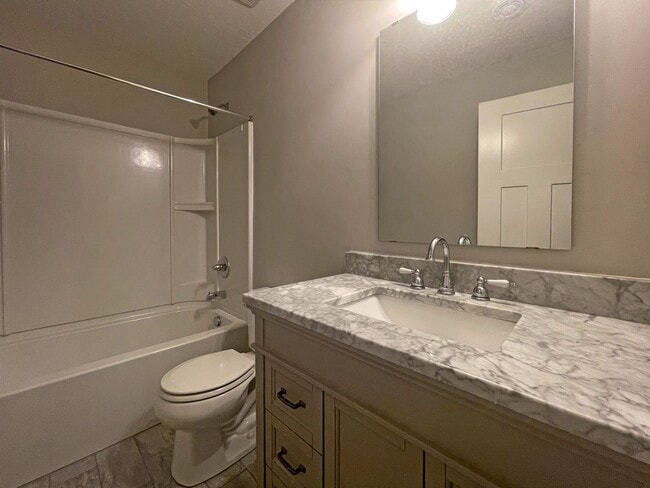 Building Photo - Spacious and Modern 4 Bedroom 3 Bath in Richfield is Pet Friendly!