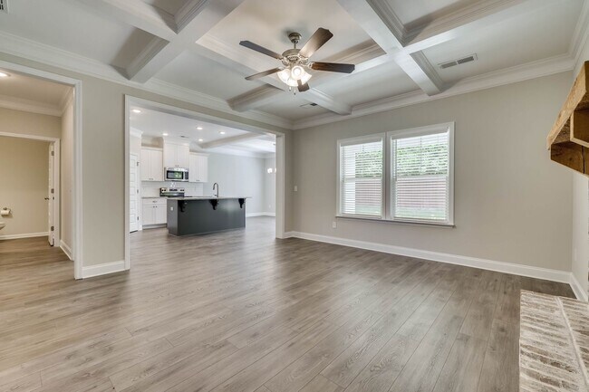 Building Photo - Beautifully maintained 4 / 2.5 home in Joh...