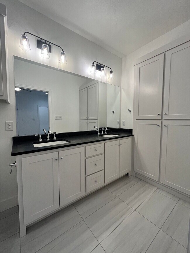 Building Photo - 2 Bedroom Home with Easy Access to Slide Road