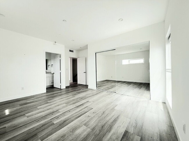 Building Photo - 1260 1/2 Leighton Avenue