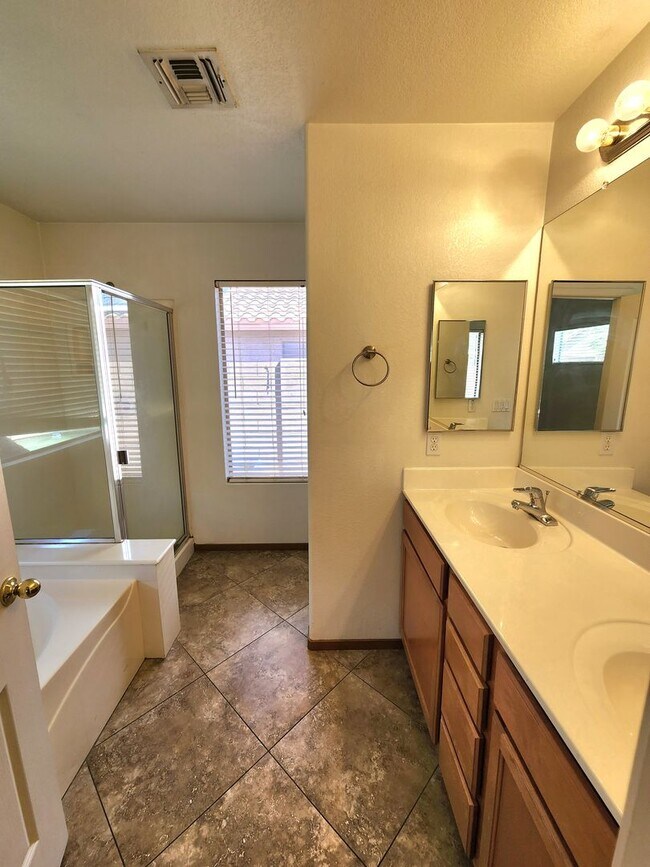 Building Photo - Beautiful 3 Bed/2 Bath with Pool!