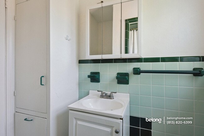 Building Photo - 1919 12th Ave W