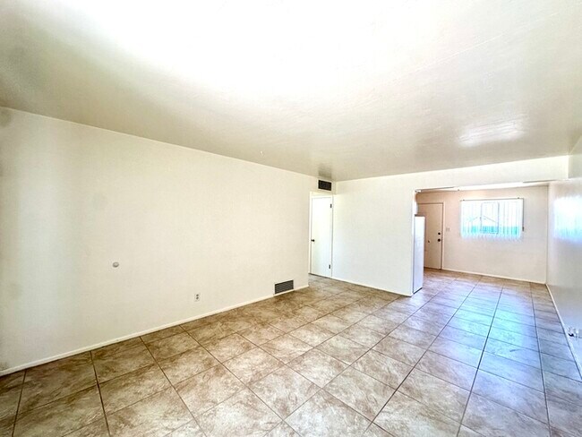 Building Photo - 1/2 Off First Full Month's Rent! Open Layo...
