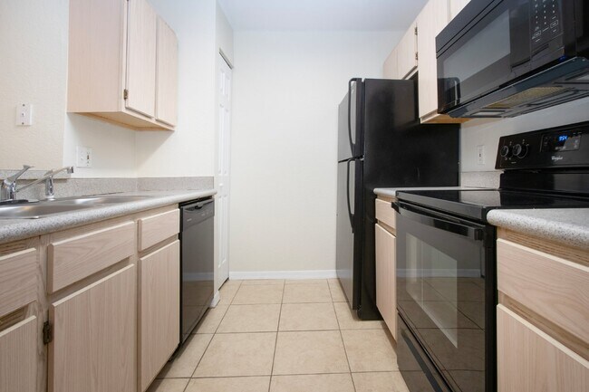 Building Photo - 2 Bedroom Condo W/ Garage in Lakewood Ranch