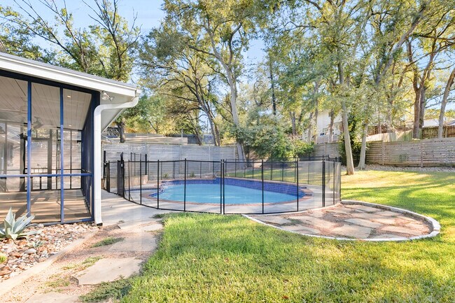 Building Photo - 1705 Deerfield Dr