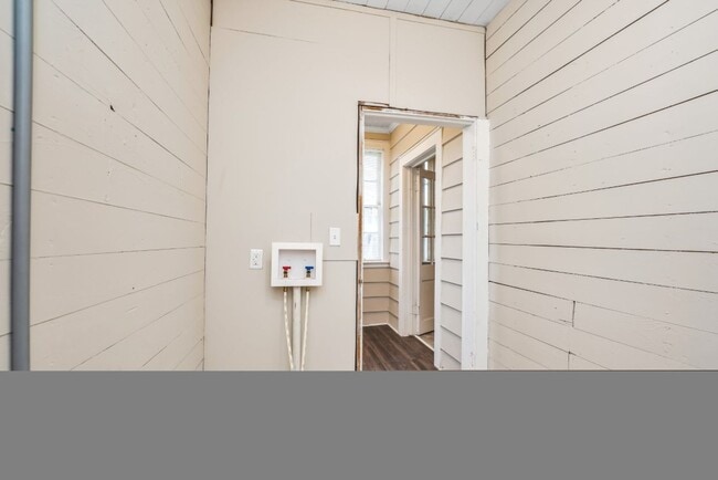 Building Photo - Updated 2-Bedroom Duplex – $800/month | Ta...