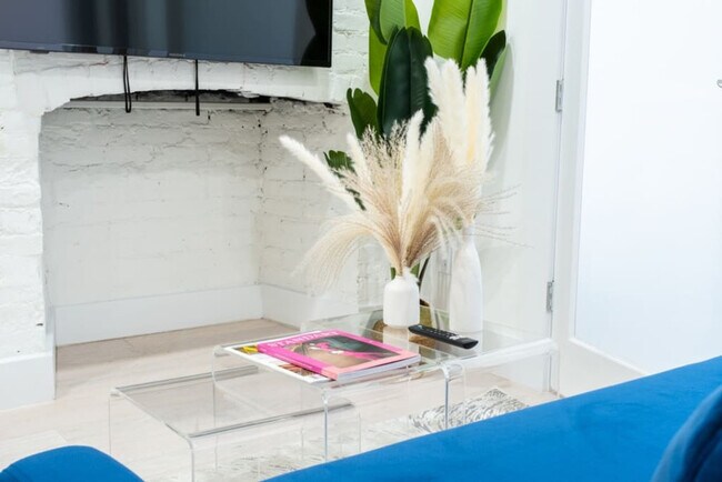 Building Photo - 402 E 11th St