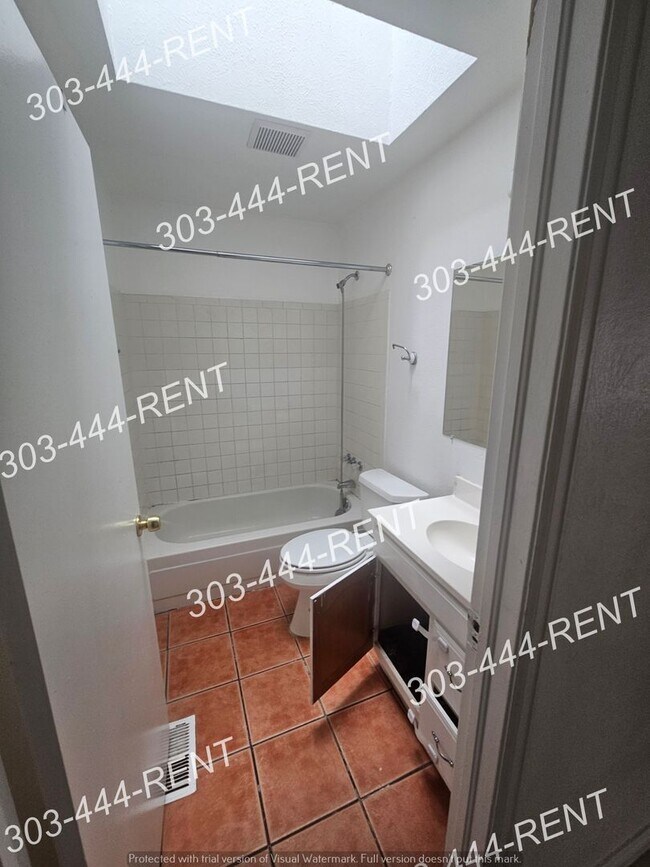 Building Photo - Beautifully Updated 4 Bed 2 Bath home in Denver